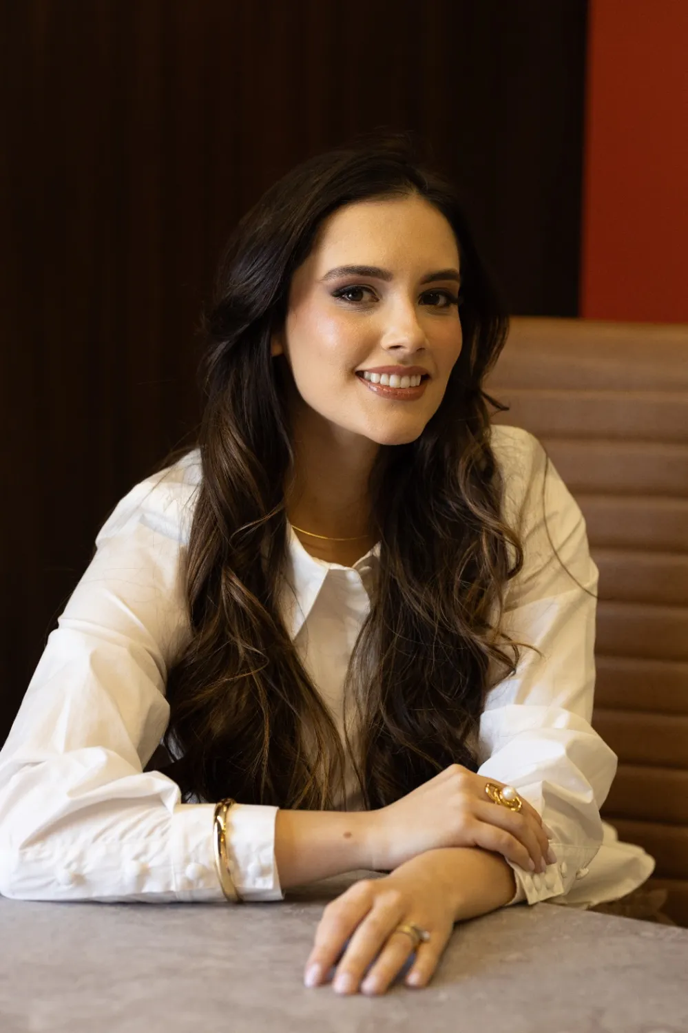 Dra. Mariana Regilio de camisa branca